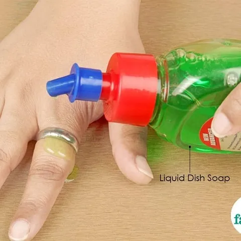 Cách Lấy Chiếc Nhẫn Ra Khỏi Tay