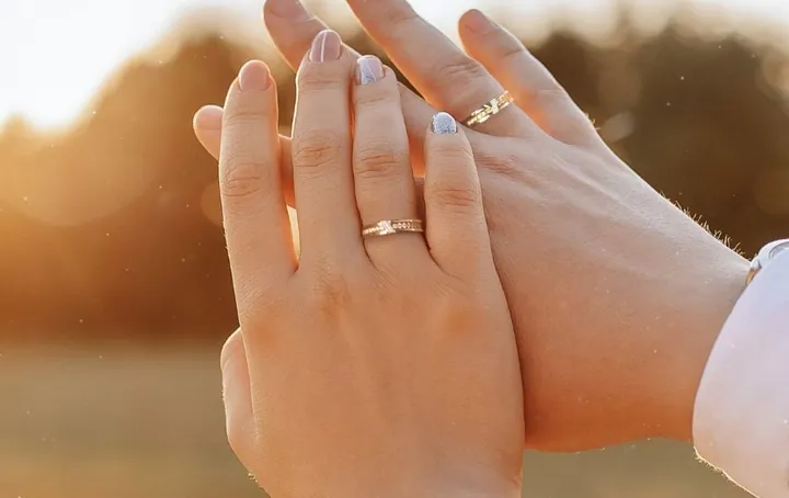 Nam Và Nữ Đeo Nhẫn Cưới Tay Nào
