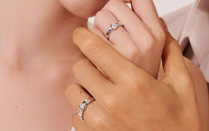 Nốt Ruồi Trên Ngón Tay Đeo Nhẫn Cưới