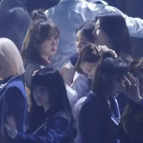 (bts) Nhặt Bông Tai Wendy: Chi Tiết Sự Kiện, Phản Ứng Fan Và Ý Nghĩa “hoàng Tử Và Lọ Lem”