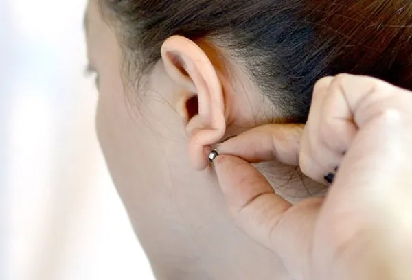 Cách Vệ Sinh Bông Tai Tại Nhà An Toàn, Nhanh Gọn – Hướng Dẫn Chi Tiết
