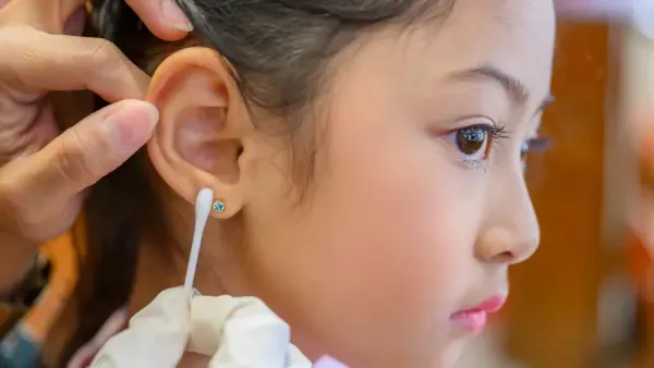 Cách Vệ Sinh Bông Tai Tại Nhà An Toàn, Nhanh Gọn – Hướng Dẫn Chi Tiết