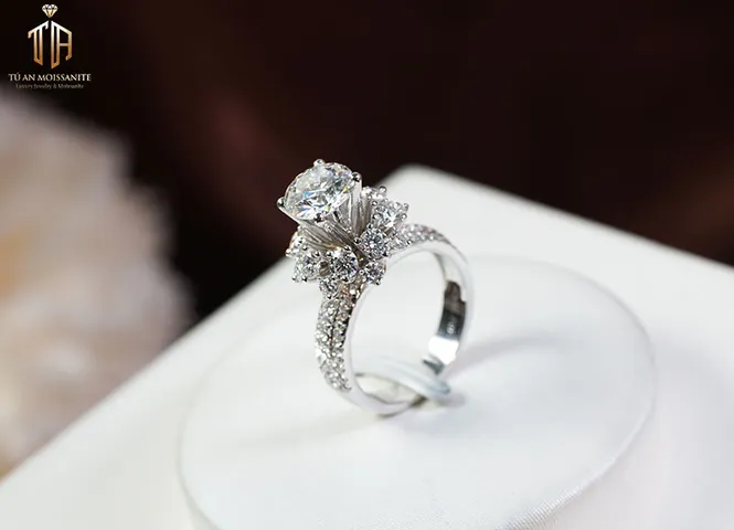 Tổng Hợp Các Kiểu Nhẫn Hột Xoàn Đẹp: Những Kiểu Dáng Sang Trọng Từ Solitaire Đến Halo