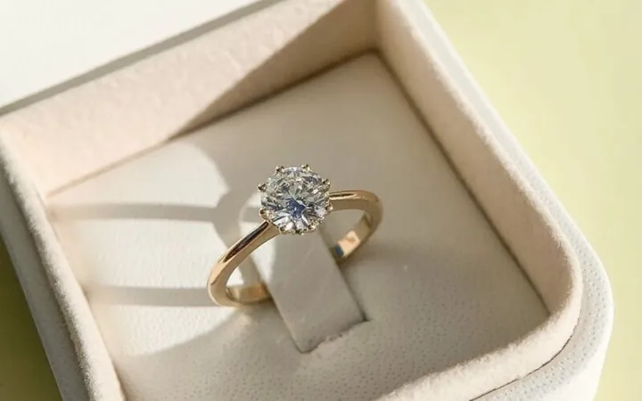 Các Loại Nhẫn Cầu Hôn: Hướng Dẫn Chọn Mẫu, Kiểu Dáng Và Ý Nghĩa Cho Cô Dâu Tương Lai Các Loại Nhẫn Cầu Hôn: Hướng Dẫn Chọn Mẫu, Kiểu Dáng Và Ý Nghĩa Cho Cô Dâu Tương Lai