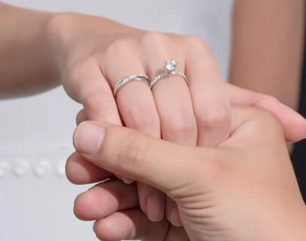 Các Loại Nhẫn Cầu Hôn: Hướng Dẫn Chọn Mẫu, Kiểu Dáng Và Ý Nghĩa Cho Cô Dâu Tương Lai Các Loại Nhẫn Cầu Hôn: Hướng Dẫn Chọn Mẫu, Kiểu Dáng Và Ý Nghĩa Cho Cô Dâu Tương Lai
