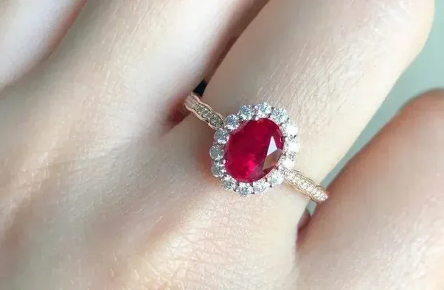 Các Mẫu Nhẫn Đá Ruby Đẹp 2026: Xu Hướng, Kiểu Dáng Và Cách Chọn Cho Từng Phong Cách Các Mẫu Nhẫn Đá Ruby Đẹp 2026: Xu Hướng, Kiểu Dáng Và Cách Chọn Cho Từng Phong Cách