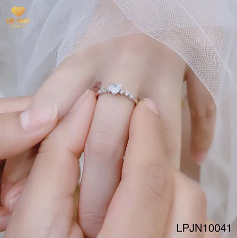 Khám Phá Các Mẫu Nhẫn Đính Hôn Đẹp Đa Dạng Kiểu Dáng Dành Cho Cặp Đôi Sắp Cưới