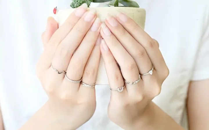 Khám Phá Các Mẫu Nhẫn Nữ Đơn Giản: Danh Sách Thiết Kế Tinh Tế Dành Cho Phái Nữ