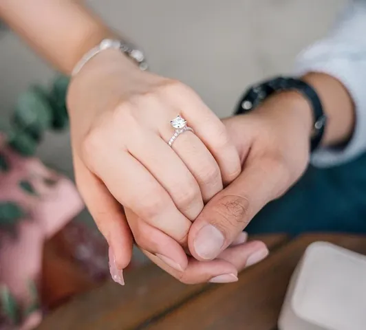 Cách Chọn Nhẫn Cầu Hôn Hoàn Hảo: 4 Nguyên Tắc Vàng Và Mẹo Thực Tế Cho Người Sắp Cưới
