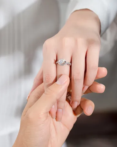 Cách Chọn Nhẫn Cầu Hôn Hoàn Hảo: 4 Nguyên Tắc Vàng Và Mẹo Thực Tế Cho Người Sắp Cưới