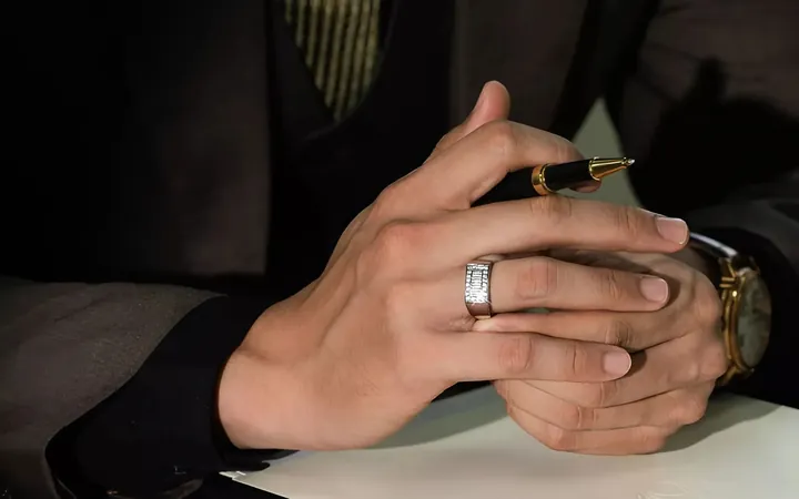 Cách Đeo Nhẫn Đẹp Cho Nam: Quy Tắc Chọn Tay, Ngón Và Phong Cách Lịch Lãm