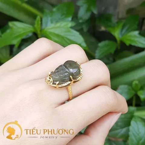 Hướng Dẫn Cách Đeo Nhẫn Tỳ Hưu Đúng Chuẩn Phong Thủy Đón Tài Lộc
