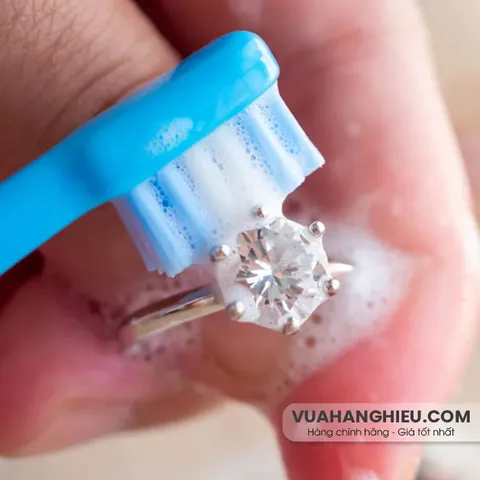 Hướng Dẫn Các Cách Làm Sáng Bóng Nhẫn Bạc Tại Nhà Đơn Giản Và Hiệu Quả Hướng Dẫn Các Cách Làm Sáng Bóng Nhẫn Bạc Tại Nhà Đơn Giản Và Hiệu Quả