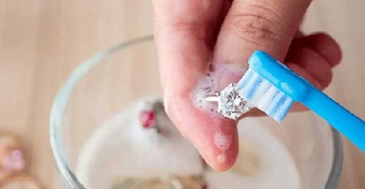 Hướng Dẫn Các Cách Làm Sáng Bóng Nhẫn Bạc Tại Nhà Đơn Giản Và Hiệu Quả Hướng Dẫn Các Cách Làm Sáng Bóng Nhẫn Bạc Tại Nhà Đơn Giản Và Hiệu Quả