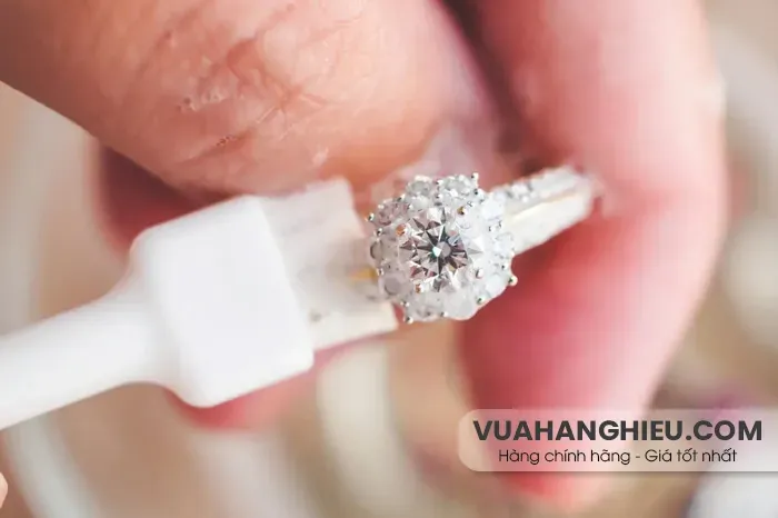 Hướng Dẫn Các Cách Làm Sáng Nhẫn Kim Cương Tại Nhà Đơn Giản, Hiệu Quả