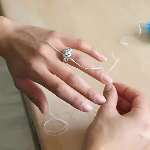 Hướng Dẫn Lấy Nhẫn Khi Quá Chặt: Cách Tháo Nhẫn Bị Chật Tại Nhà Không Đau