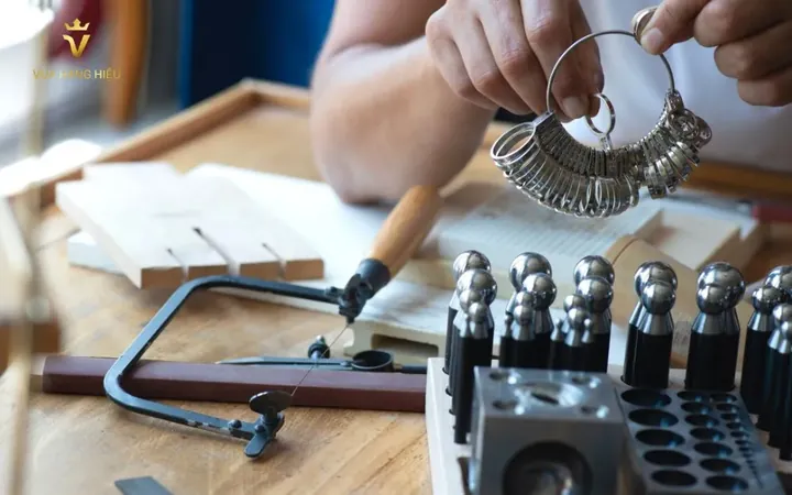 Cách Nới Rộng Nhẫn Vàng Tại Nhà Bằng Dụng Cụ Đơn Giản Cho Người Mới Tự Làm