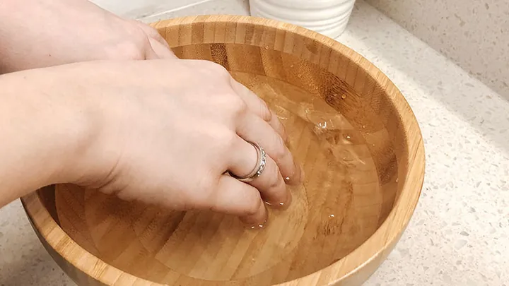 Hướng Dẫn Cách Tháo Nhẫn Chật Ở Tay Nhanh Chóng, Không Đau Tại Nhà