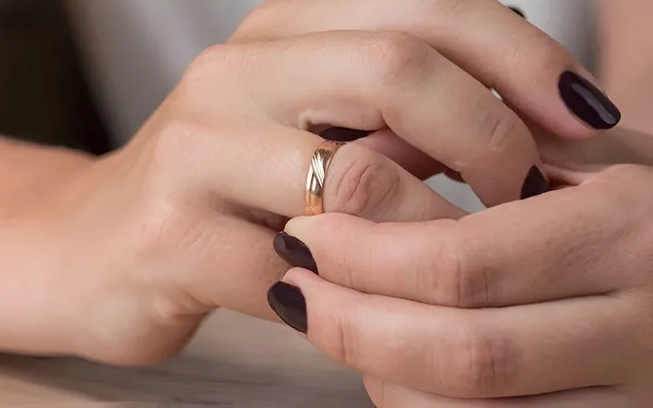 Giải Đáp: Cắt Nhẫn Cưới Có Sao Không Và Cách Xử Lý Khi Nhẫn Không Vừa Giải Đáp: Cắt Nhẫn Cưới Có Sao Không Và Cách Xử Lý Khi Nhẫn Không Vừa