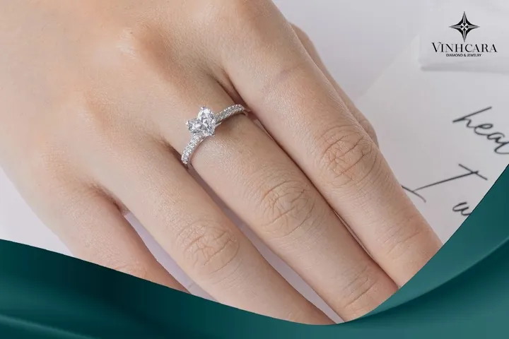 Gợi Ý Cầu Hôn Nên Mua Nhẫn Gì: Chất Liệu, Màu Sắc Và Đá Chủ Phù Hợp Với Nàng Gợi Ý Cầu Hôn Nên Mua Nhẫn Gì: Chất Liệu, Màu Sắc Và Đá Chủ Phù Hợp Với Nàng