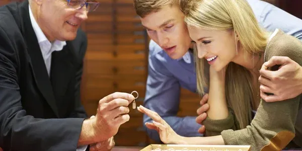Cho Người Khác Đeo Thử Nhẫn Cưới Có Sao Không Và Những Điều Cần Biết
