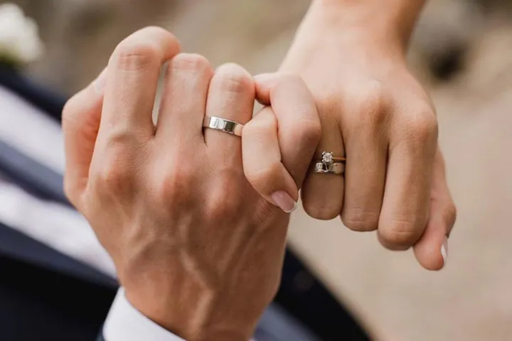 Chồng Nên Đeo Nhẫn Cưới Tay Nào? Hướng Dẫn Vị Trí, Ngón Tay & Ý Nghĩa Chồng Nên Đeo Nhẫn Cưới Tay Nào? Hướng Dẫn Vị Trí, Ngón Tay & Ý Nghĩa