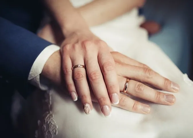 Chồng Nên Đeo Nhẫn Cưới Tay Nào? Hướng Dẫn Vị Trí, Ngón Tay & Ý Nghĩa Chồng Nên Đeo Nhẫn Cưới Tay Nào? Hướng Dẫn Vị Trí, Ngón Tay & Ý Nghĩa