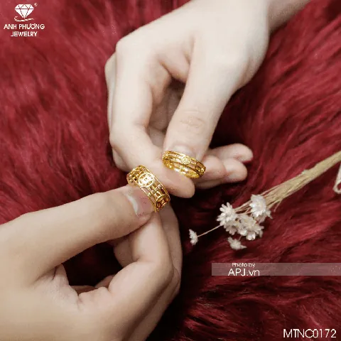 Chụp Hình Cưới Có Đeo Nhẫn Không: Giải Đáp Và Kinh Nghiệm Cho Cô Dâu Chú Rể