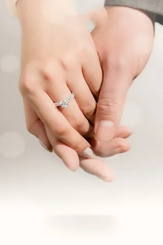 Khám Phá Ý Tưởng Chụp Hình Tay Đeo Nhẫn Cưới Đẹp Và Ý Nghĩa Cho Các Cặp Đôi