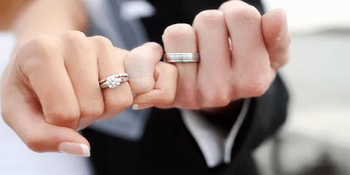 Giải Đáp Cô Dâu Đeo Nhẫn Cưới Tay Nào Và Ngón Nào Đúng Chuẩn Truyền Thống Giải Đáp Cô Dâu Đeo Nhẫn Cưới Tay Nào Và Ngón Nào Đúng Chuẩn Truyền Thống