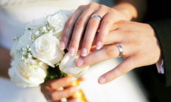 Giải Đáp Cô Dâu Đeo Nhẫn Cưới Tay Nào Và Ngón Nào Đúng Chuẩn Truyền Thống Giải Đáp Cô Dâu Đeo Nhẫn Cưới Tay Nào Và Ngón Nào Đúng Chuẩn Truyền Thống