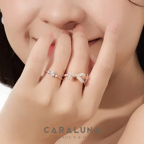 Có Nên Đeo Nhẫn Ngón Giữa Cho Nam Và Nữ: Ý Nghĩa Và Chọn Tay Trái Hay Phải Có Nên Đeo Nhẫn Ngón Giữa Cho Nam Và Nữ: Ý Nghĩa Và Chọn Tay Trái Hay Phải