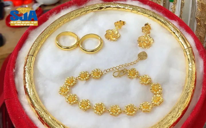 Có Nên Đeo Nhẫn Vàng 24k Hàng Ngày? Thực Tế Về Độ Bền Và Lời Khuyên Cho Nhẫn Cưới