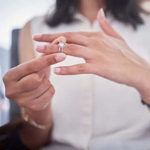 Giải Mã Ý Nghĩa Con Gái Đeo Nhẫn Tay Trái Theo Phong Thủy Và Từng Ngón Tay