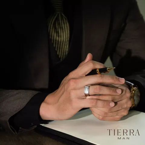 Giải Mã Ý Nghĩa Con Trai Đeo Nhẫn Ngón Giữa Ở Tay Trái Và Tay Phải Giải Mã Ý Nghĩa Con Trai Đeo Nhẫn Ngón Giữa Ở Tay Trái Và Tay Phải