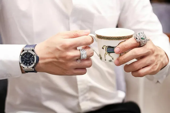 Giải Mã Ý Nghĩa Con Trai Đeo Nhẫn Ngón Giữa Ở Tay Trái Và Tay Phải Giải Mã Ý Nghĩa Con Trai Đeo Nhẫn Ngón Giữa Ở Tay Trái Và Tay Phải