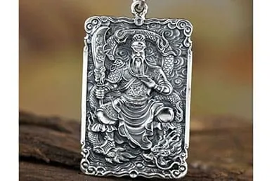 Có Nên Đeo Mặt Dây Chuyền Quan Công? Ý Nghĩa Phong Thủy, Chất Liệu Và Cách Chọn