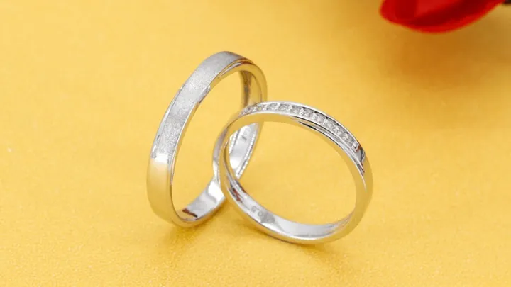 Giá Nhẫn Cưới Bằng Vàng Ý Bao Nhiêu? Cập Nhật Bảng Giá Mới Nhất