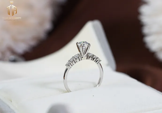 Cập Nhật Giá Nhẫn Kim Cương 5 Ly Mới Nhất Theo Chất Lượng Kim Cương