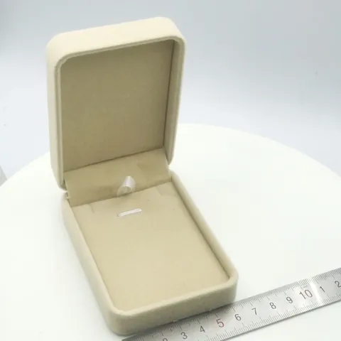 Hướng Dẫn Chọn Hộp Nhung Đựng Dây Chuyền Phù Hợp – Các Mẫu, Chất Liệu Và Mức Giá Cho Người Yêu Trang Sức