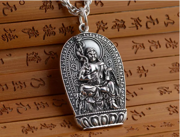 Tìm Hiểu Mặt Dây Chuyền Bất Động Minh Vương Phật Bản Mệnh Tuổi Dậu Cho Người Muốn Đeo Phong Thủy