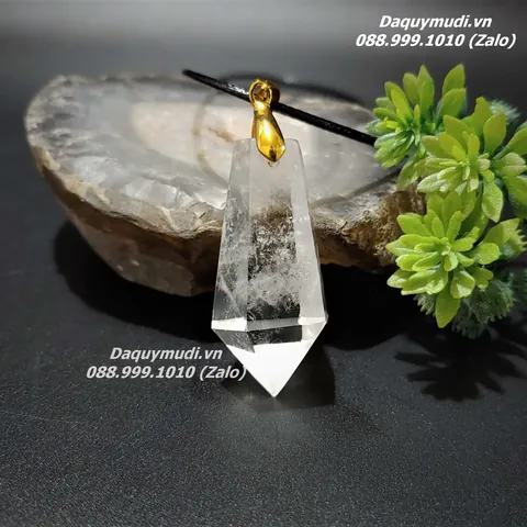 Khám Phá Mặt Dây Chuyền Đá Thạch Anh Trắng Tự Nhiên: Ý Nghĩa Phong Thủy Và Gợi Ý Chọn Mua Cho Người Yêu Trang Sức