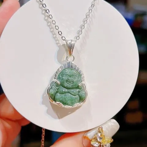 Mặt Dây Chuyền Phật Di Lặc: Ý Nghĩa Phong Thủy, Cách Chọn Đá Phù Hợp Và Hướng Dẫn Sử Dụng