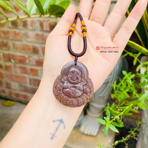 Mặt Dây Chuyền Phật Di Lặc: Ý Nghĩa Phong Thủy, Cách Chọn Đá Phù Hợp Và Hướng Dẫn Sử Dụng