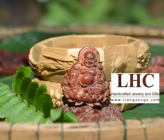 Mặt Dây Chuyền Gỗ Sưa: Các Loại, Cách Chọn Mua Và Bảo Quản Cho Người Mới Bắt Đầu