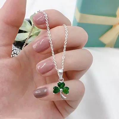 Khám Phá Mặt Dây Chuyền Hình Cỏ 3 Lá: Ý Nghĩa, Chất Liệu Và Gợi Ý Mua Sắm