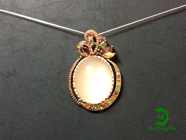 Mặt Dây Chuyền Hình Tròn: Cách Chọn, Phối Đồ Và Bảo Quản Cho Mọi Phong Cách