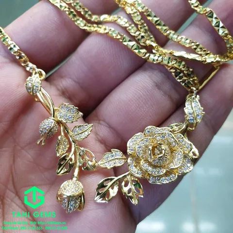 Mặt Dây Chuyền Hoa Hồng: Hướng Dẫn Chọn Mua, Chất Liệu Và Phong Cách Phù Hợp