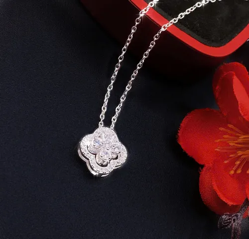 Gợi Ý Các Mẫu Mặt Dây Chuyền May Mắn Cho Nữ Được Ưa Chuộng
