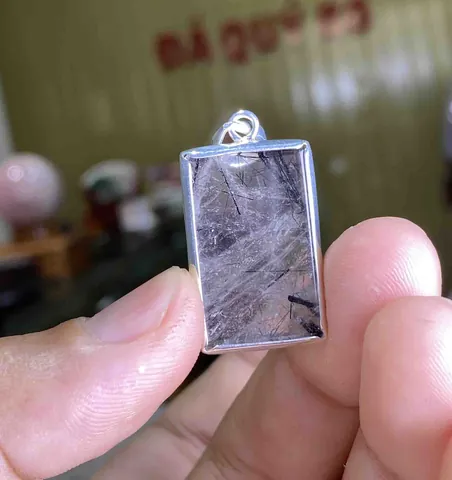 Mặt Dây Chuyền Thạch Anh Tóc Đen: Lựa Chọn Kiểu Dáng Và Ý Nghĩa Phong Thủy Cho Người Mua